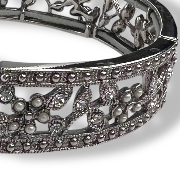 Vintage Monet Bracelet Stretch Bangle‎ Silver Tone Faux Pearls - Picture 3 of 6